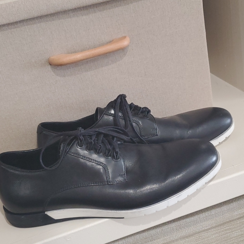 Kenneth Cole black leather lace up oxfords
